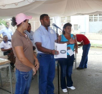 Mitsubishi union leader Felix Martinez with fired workers in June 2008. (CMR-Venezuela)